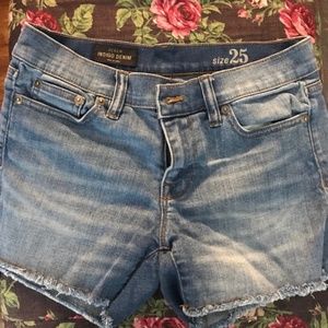 Adorable lightly frayed hem denim shorts.